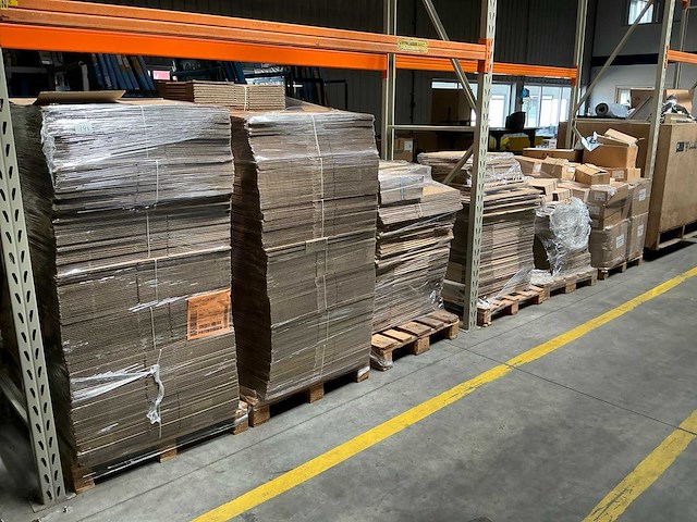 Partij kartonnen dozen en verpakkingsmaterialen - afbeelding 1 van  12