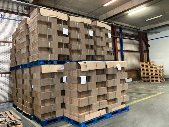 Partij kartonnen dozen - afbeelding 1 van  3
