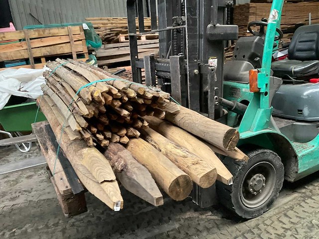 Partij kastanje palen met hekwerk - afbeelding 2 van  5