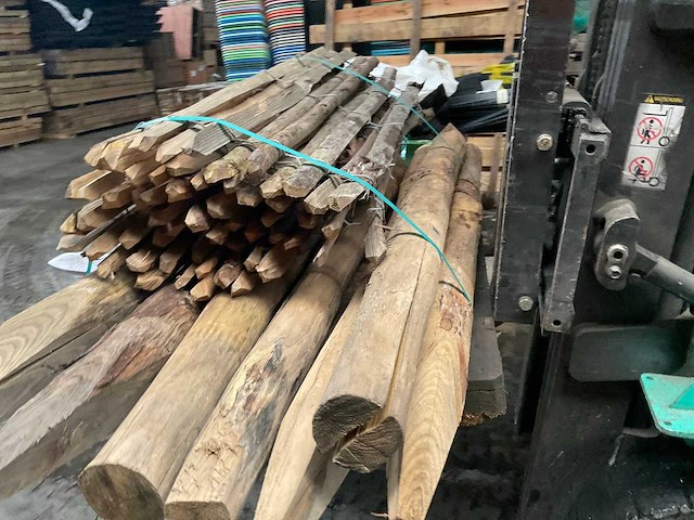 Partij kastanje palen met hekwerk - afbeelding 4 van  5