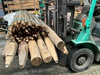 Partij kastanje palen met hekwerk - afbeelding 4 van  7