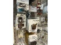 Partij kastdeuronderdelen, grepen en sloten - afbeelding 19 van  47