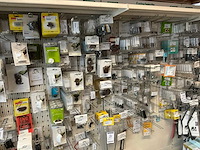 Partij kastdeuronderdelen, grepen en sloten - afbeelding 12 van  47