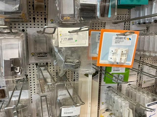 Partij kastdeuronderdelen, grepen en sloten - afbeelding 30 van  47