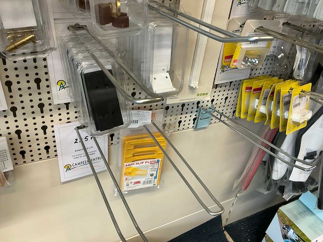 Partij kastdeuronderdelen, grepen en sloten - afbeelding 32 van  47