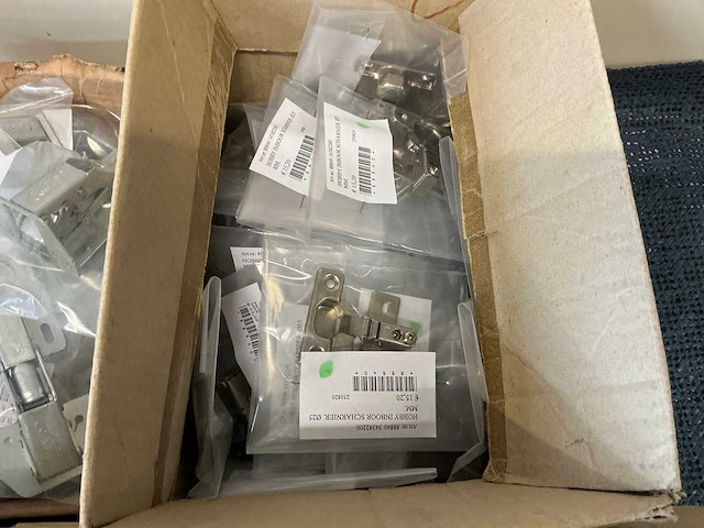 Partij kastdeuronderdelen, grepen en sloten - afbeelding 38 van  47