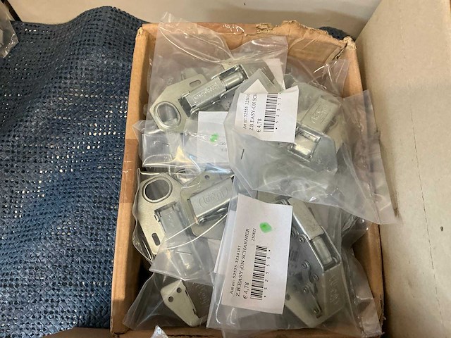 Partij kastdeuronderdelen, grepen en sloten - afbeelding 39 van  47