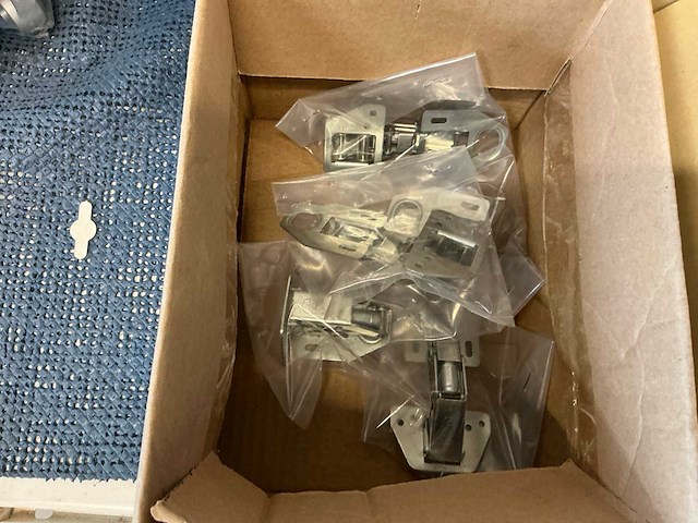 Partij kastdeuronderdelen, grepen en sloten - afbeelding 40 van  47