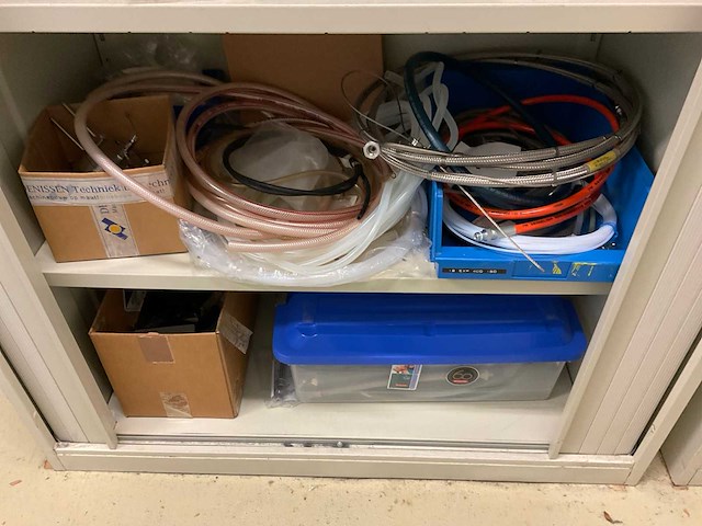 Partij kasten en magazijnstelling met inhoud - afbeelding 2 van  30