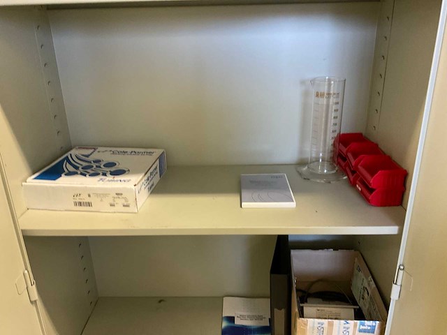 Partij kasten en magazijnstelling met inhoud - afbeelding 8 van  30