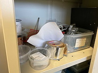 Partij kasten en magazijnstelling met inhoud - afbeelding 14 van  30