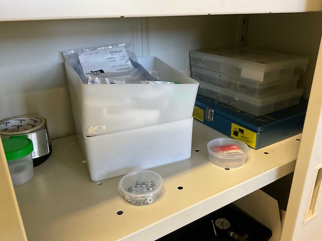 Partij kasten en magazijnstelling met inhoud - afbeelding 15 van  30