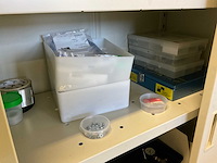 Partij kasten en magazijnstelling met inhoud - afbeelding 15 van  30