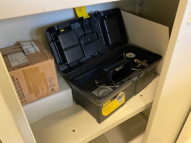 Partij kasten en magazijnstelling met inhoud - afbeelding 16 van  30