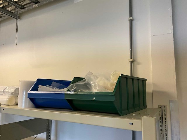 Partij kasten en magazijnstelling met inhoud - afbeelding 22 van  30