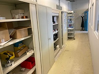 Partij kasten en magazijnstelling met inhoud - afbeelding 23 van  30