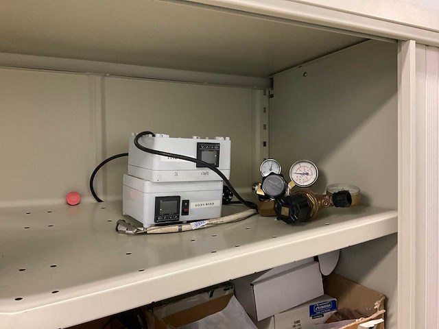 Partij kasten en magazijnstelling met inhoud - afbeelding 28 van  30