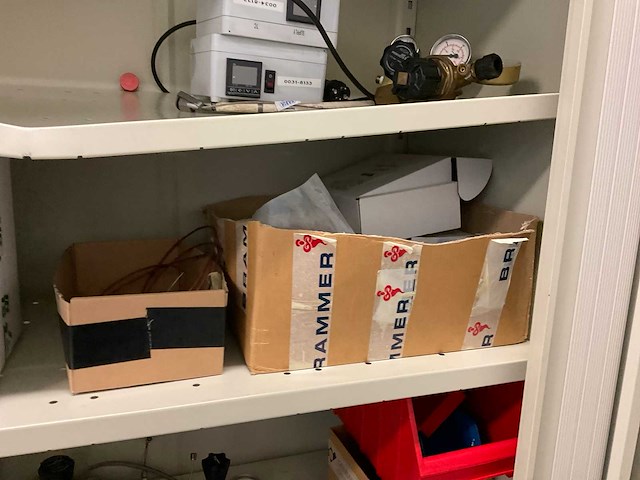 Partij kasten en magazijnstelling met inhoud - afbeelding 29 van  30