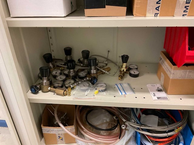 Partij kasten en magazijnstelling met inhoud - afbeelding 30 van  30