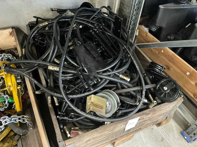 Partij katrollen en hydraulische leiding - afbeelding 1 van  4