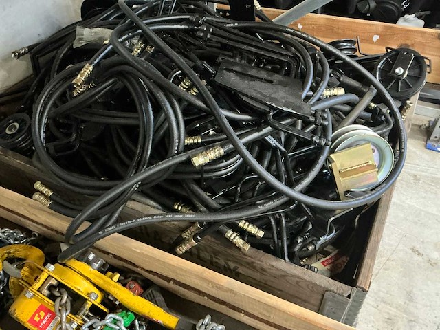 Partij katrollen en hydraulische leiding - afbeelding 2 van  4