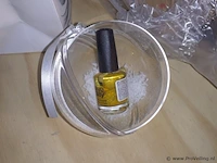 Partij kerstdecoratie bestaande uit o.a. kerstballen met nagellak - afbeelding 2 van  3