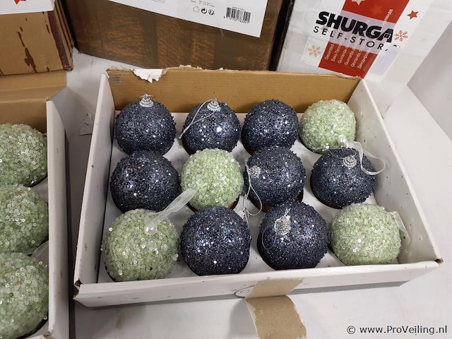 Partij kerstdecoratie o.a. kunstkerstbomen en kerstballen - afbeelding 6 van  12