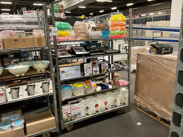 Partij keukenbenodigdheden en kinderspeelgoed - afbeelding 1 van  11