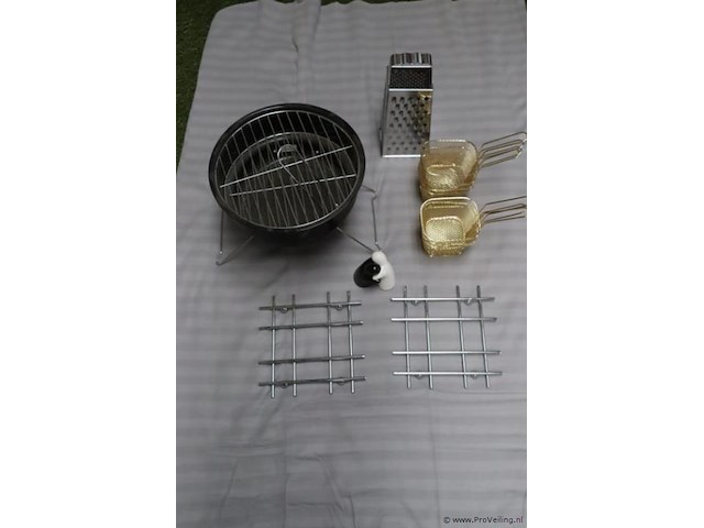 Partij keukenbenodigdheden o.a. frietmandjes, pannenonderzetters & rasp - afbeelding 1 van  4