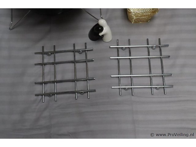 Partij keukenbenodigdheden o.a. frietmandjes, pannenonderzetters & rasp - afbeelding 2 van  4