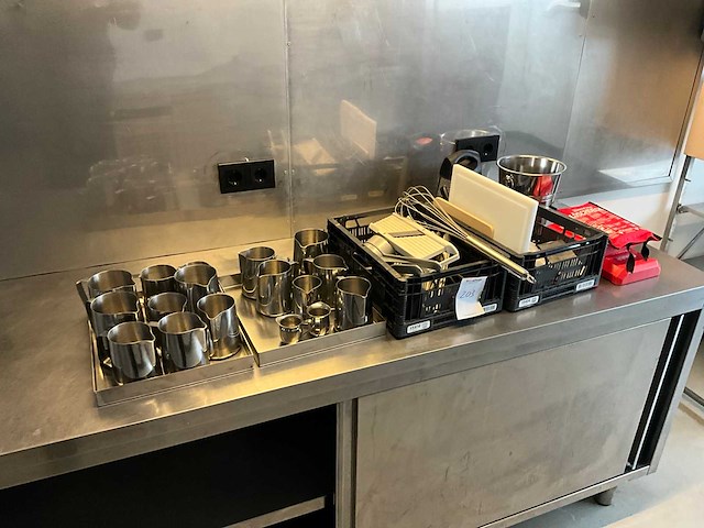 Partij keukenbenodigdheden - afbeelding 1 van  9