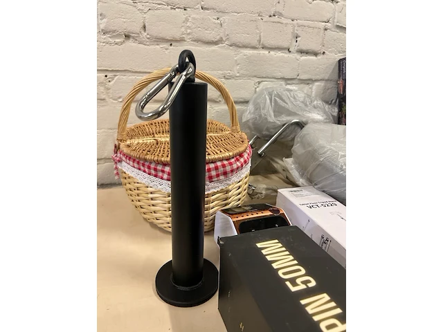 Partij keukengerei, sportartikelen en kantoormeubilair w.o. boska, golden grip - afbeelding 7 van  9
