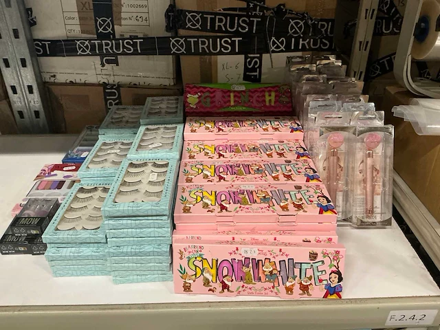 Partij kinder cosmetica/overige (113x) - afbeelding 1 van  6