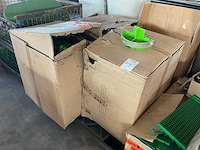 Partij kippenvoerbakjes - afbeelding 1 van  2