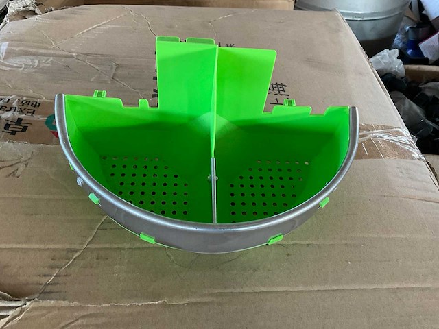 Partij kippenvoerbakjes - afbeelding 2 van  2