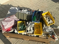 Partij kitten, lijmen etcetera - afbeelding 1 van  2