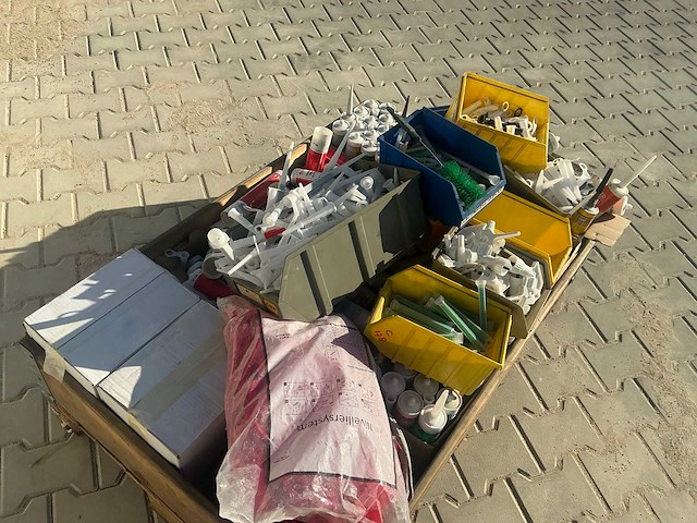 Partij kitten, lijmen etcetera - afbeelding 2 van  2