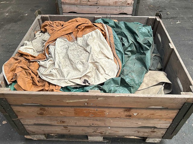 Partij kleden en zeil - afbeelding 1 van  3