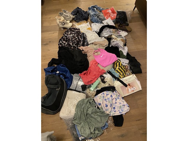 Partij kleding - diverse merken en maten - afbeelding 1 van  5