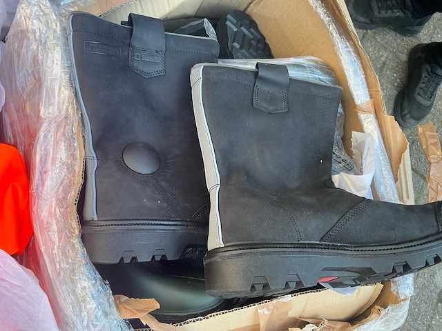 Partij kleding - schoenen - laarzen uit maritieme sector - afbeelding 2 van  20