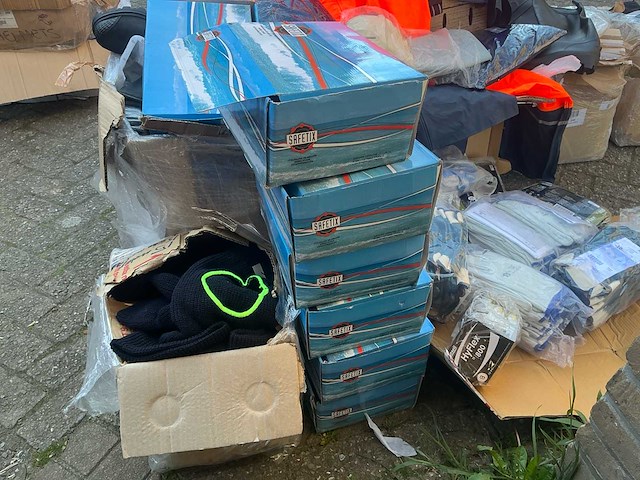Partij kleding - schoenen - laarzen uit maritieme sector - afbeelding 8 van  20