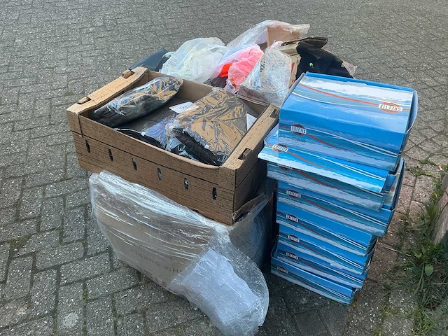 Partij kleding - schoenen - laarzen uit maritieme sector - afbeelding 1 van  20