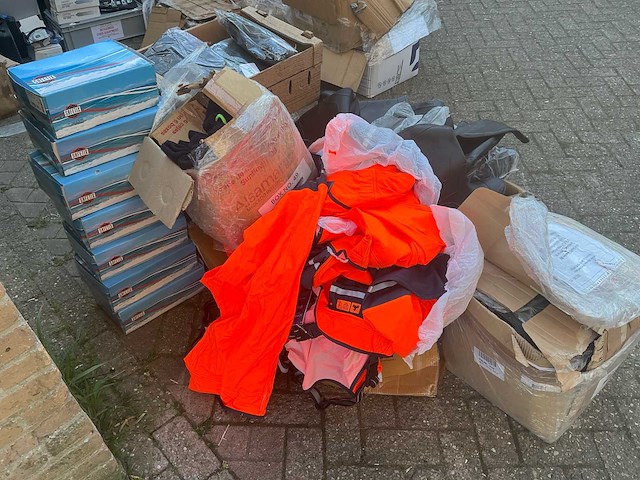 Partij kleding - schoenen - laarzen uit maritieme sector - afbeelding 12 van  20