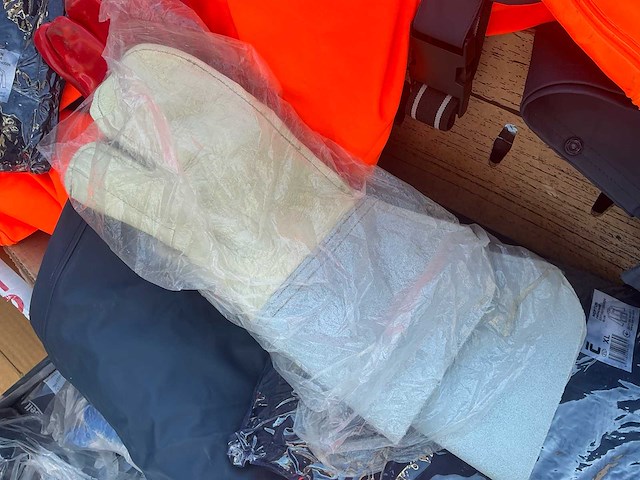 Partij kleding - schoenen - laarzen uit maritieme sector - afbeelding 10 van  14