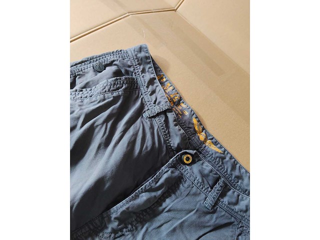 Partij kleding (1300x) - afbeelding 5 van  61