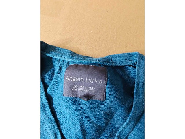 Partij kleding (1300x) - afbeelding 10 van  61