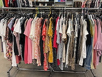 Partij kleding (1300x) - afbeelding 1 van  61