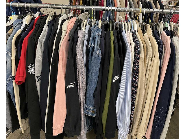 Partij kleding (1300x) - afbeelding 12 van  61