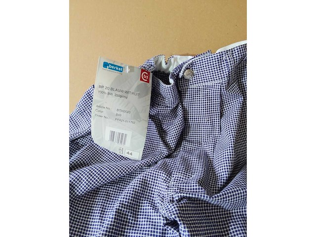 Partij kleding (1300x) - afbeelding 26 van  61