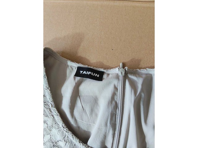 Partij kleding (1300x) - afbeelding 31 van  61